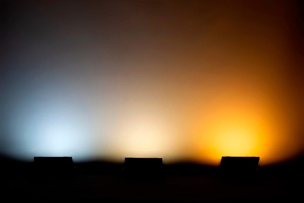 Luz Blanca vs. Luz Cálida: El Secreto para Transformar tus Espacios